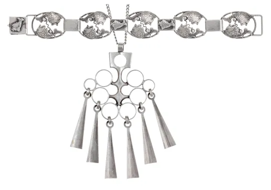 Kjede med anheng og armlenke