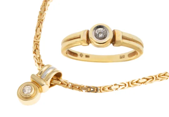 Halskjede og ring i gult gull