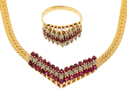 Halskjede og tilhørende ring