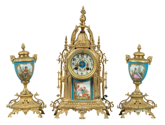 Karminur med et par urner