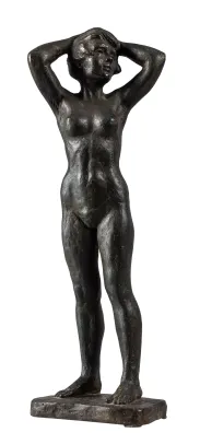 Pike som holder hendene over hodet