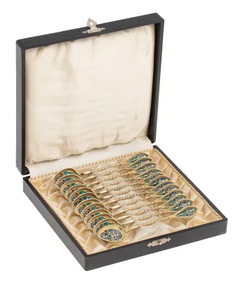 12 skjeer i forgylt sølv med vindusemalje