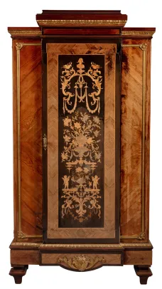 Skap i mahogni med forgylte bronsedetaljer