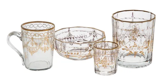 Servise i klart glass med dekor i gull