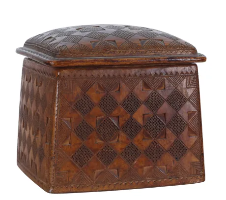 Eske med skåret dekor