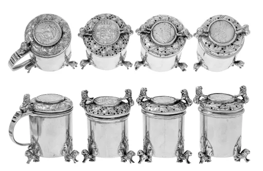 Sennepskrukke og 3 stk. strøbøsser