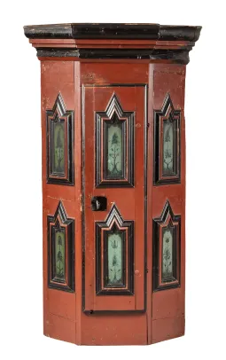 Hjørneskap med malt dekor