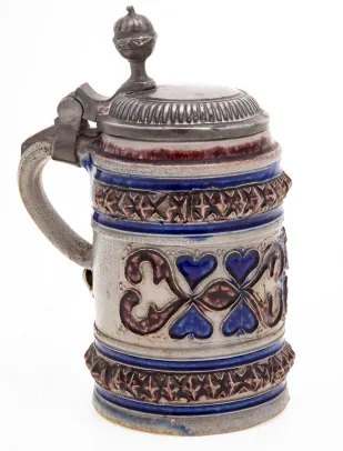 Krus med lokk i tinn