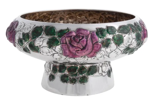 Bolle i 830s  med drevet dekor og emalje