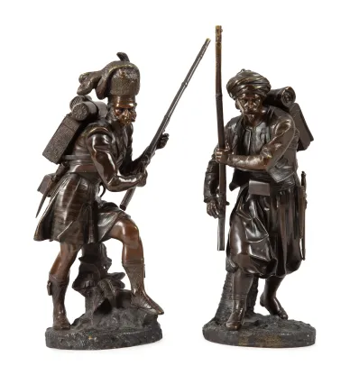 Et par skulpturer i bronse