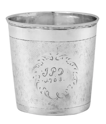 Beger i sølv med gravert dekor, eierinitialer og datering 1703. Johannes Johannesen Reimers d.e. mester i Bergen 1667 - 1722. H: 7.7 cm. Tilstand: normal bruksslitasje