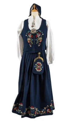 ROMSDALSBUNAD MED SØLV