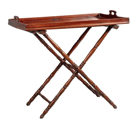 "BUTLER'S TRAY". Stor modell i heltre mahogni. Brett med håndtak og dreiet understell. 18/1900-tallet